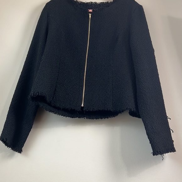 A sophisticated tailor professional single breasted crop jacket with gold zipper - Picture 3 of 6